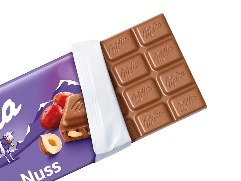 شکلات میلکا با مغز فندق و انگور در فروشگاه حاجی بادومی