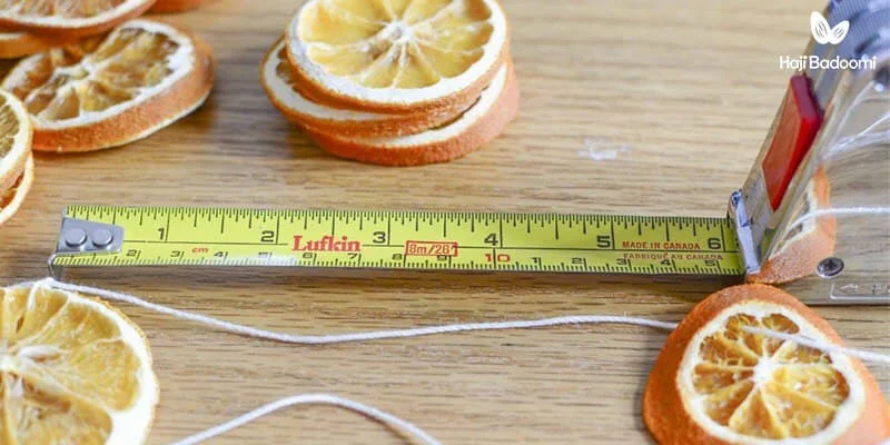 پرتقال‌ها را نازک خرد کنید تا پرتقال خشک‌ها تلخ نشود 