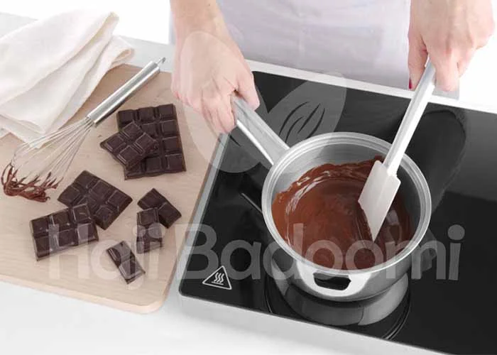 آب کردن شکلات تخته‌ ای به روش بن ماری (Bain-Marie)