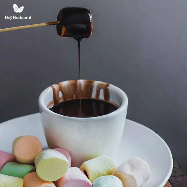 روش‌های مصرف مارشمالو: 4. اضافه کردن مارشمالو روی هات چاکلت